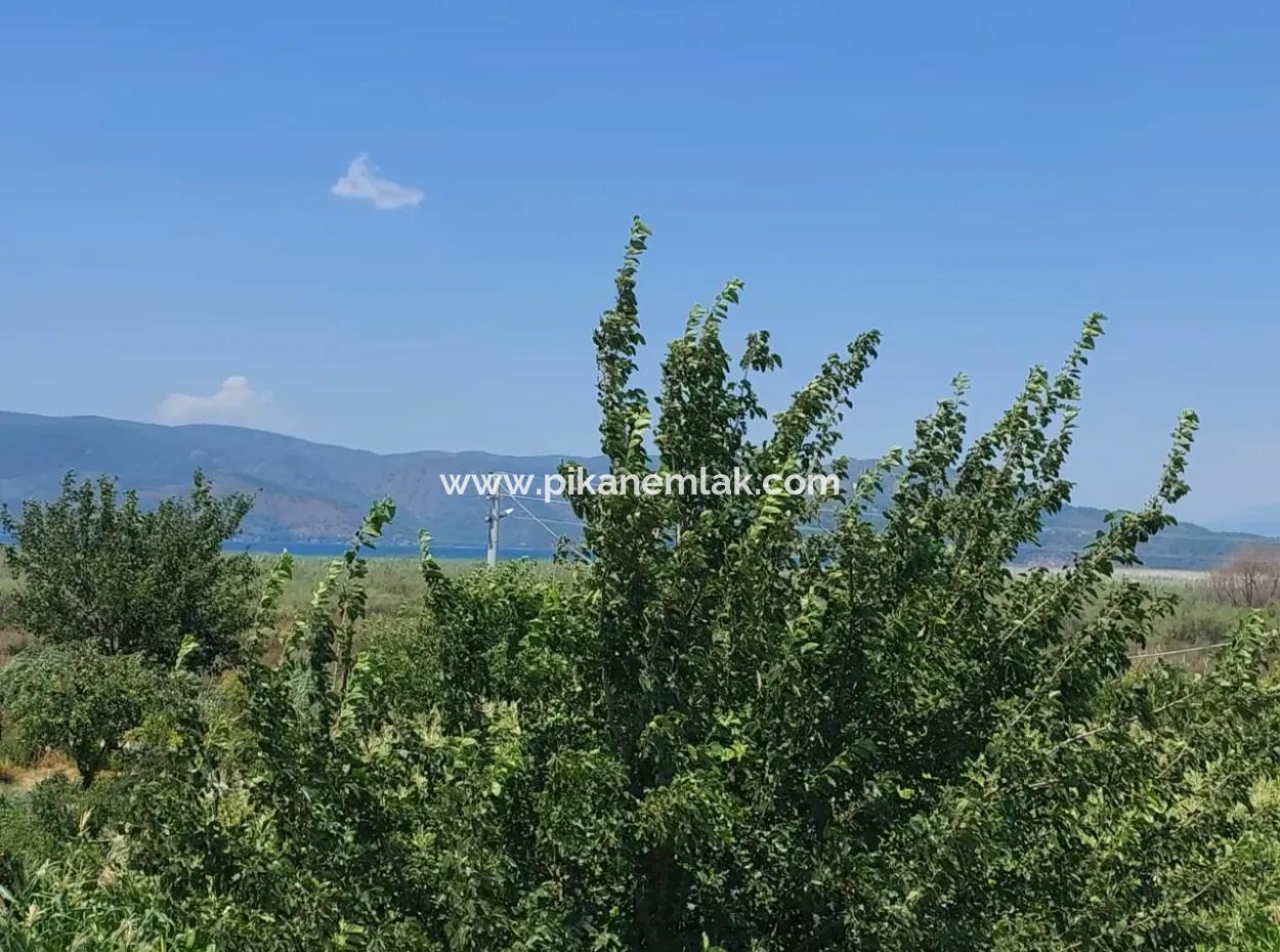 5 850 M2 Freistehendes Grundstück Mit Eigentumsurkunde Mit Seeblick Und Dorfhaus Zum Verkauf In Ortaca Eskiköy