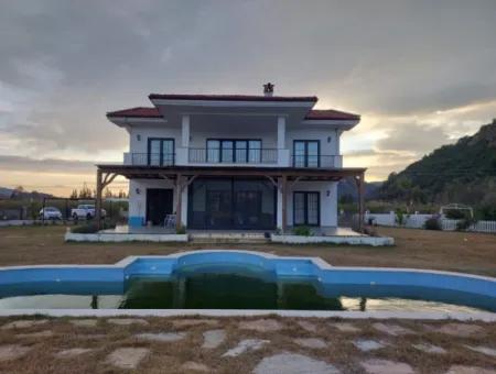 250 M2, 3 In 1 Möblierte Villa Auf 5 000M2 Land In Dalyan Langzeitmiete