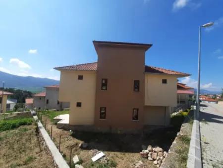 For Sale In Çamelide 300 M2 Triplex On 400 M2 Detached Plot