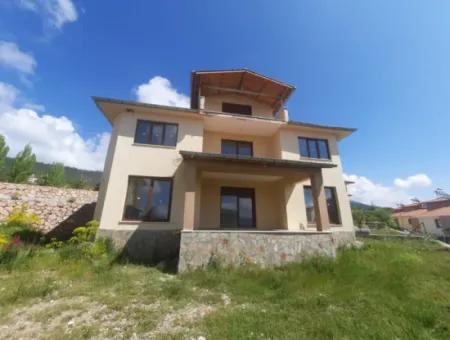 For Sale In Çamelide 300 M2 Triplex On 400 M2 Detached Plot