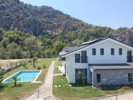 Muğla Dalyanda Kanala Sıfır 2.600 M2 Müstakil Arsada 8 Adet Sıfır Villa Turizm İşletme İçin Kiralık